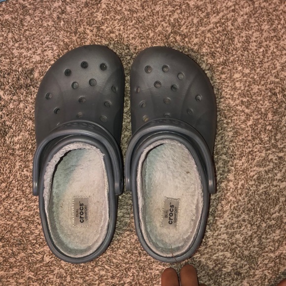 gray fuzzy crocs